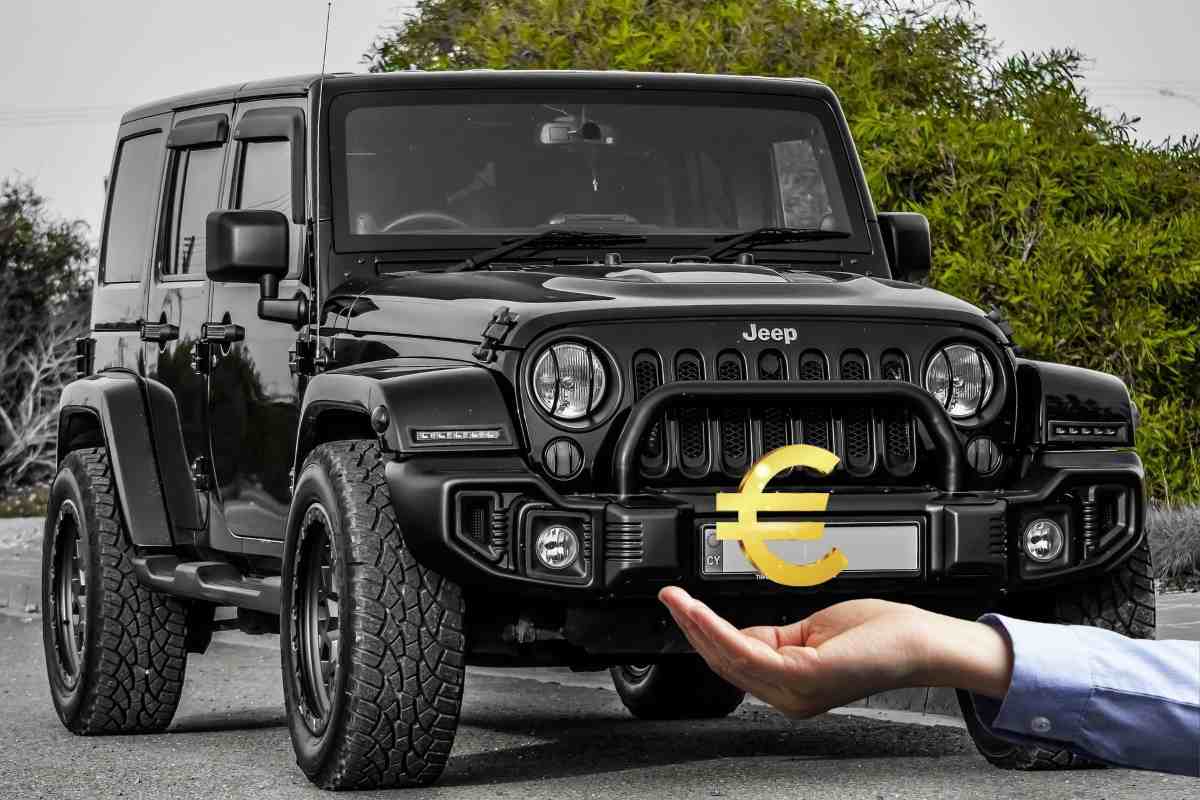 Una Jeep e una mano con sopra il simbolo dell'euro