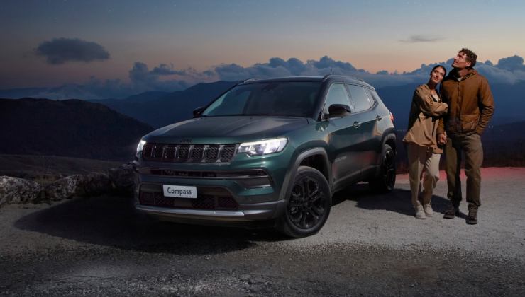 La Jeep Compass 4xe parcheggiata e una coppia abbracciata