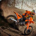 Una KTM motocross in azione su sterrato