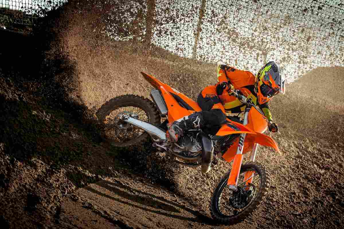 Una KTM motocross in azione su sterrato