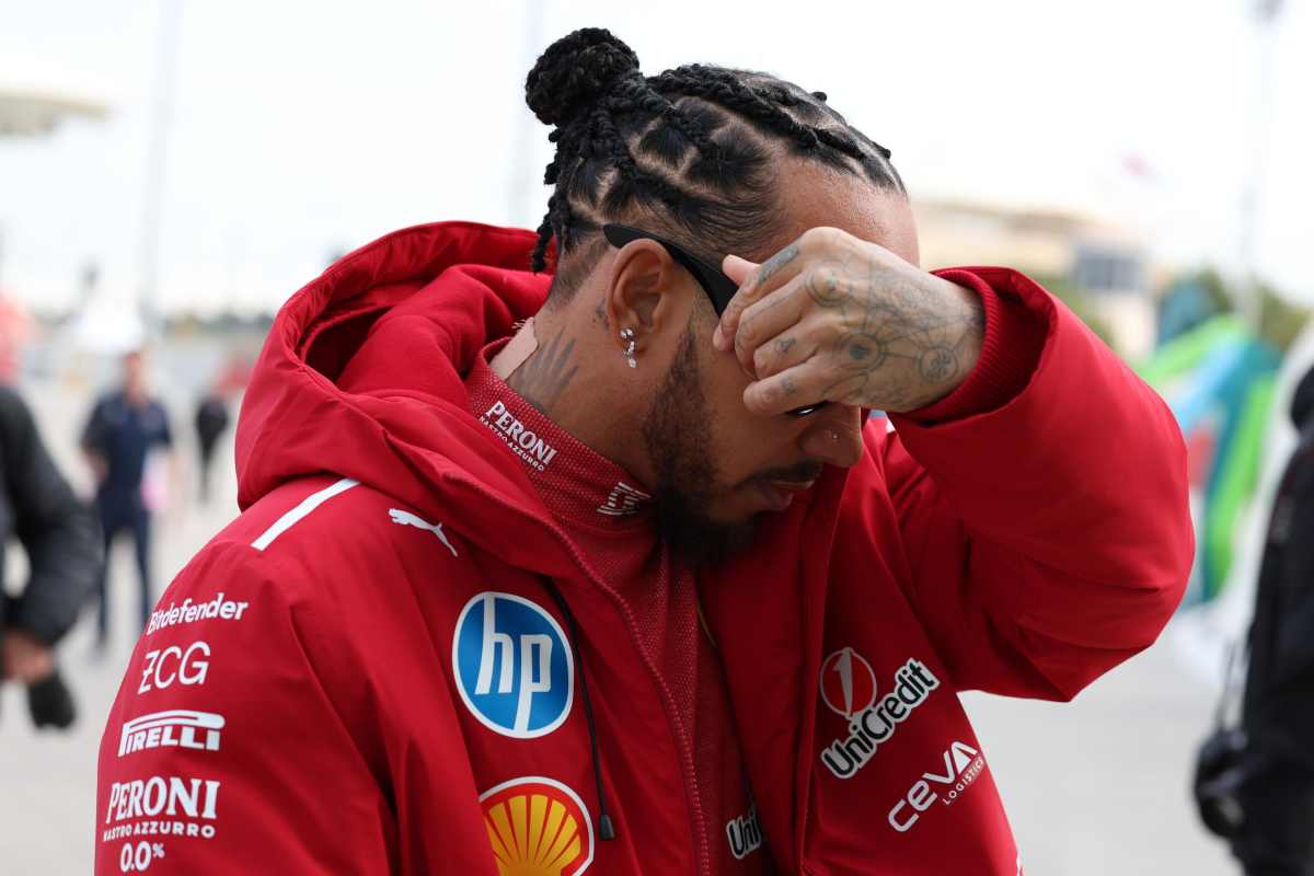 Lewis Hamilton con i colori Ferrari