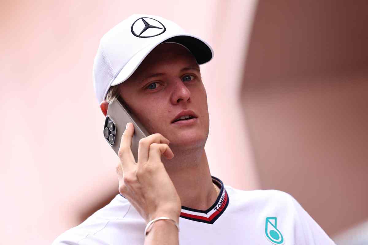 Mick Schumacher al telefono 