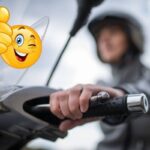 Una persona sullo scooter e un emoticon con il pollice su