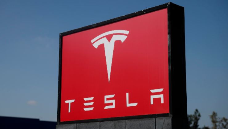 Il cartello Tesla fuori dallo showroom di Burbank