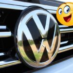 Il logo Volkswagen sulla griglia di un'auto e un emoticon che saluta