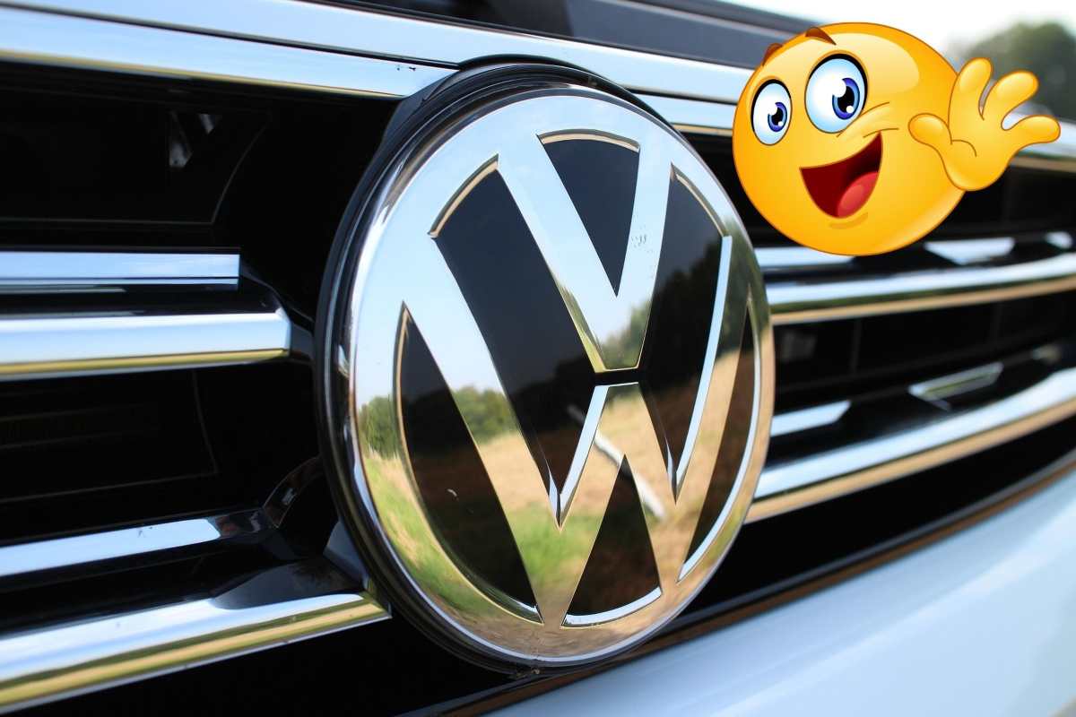 Il logo Volkswagen sulla griglia di un'auto e un emoticon che saluta