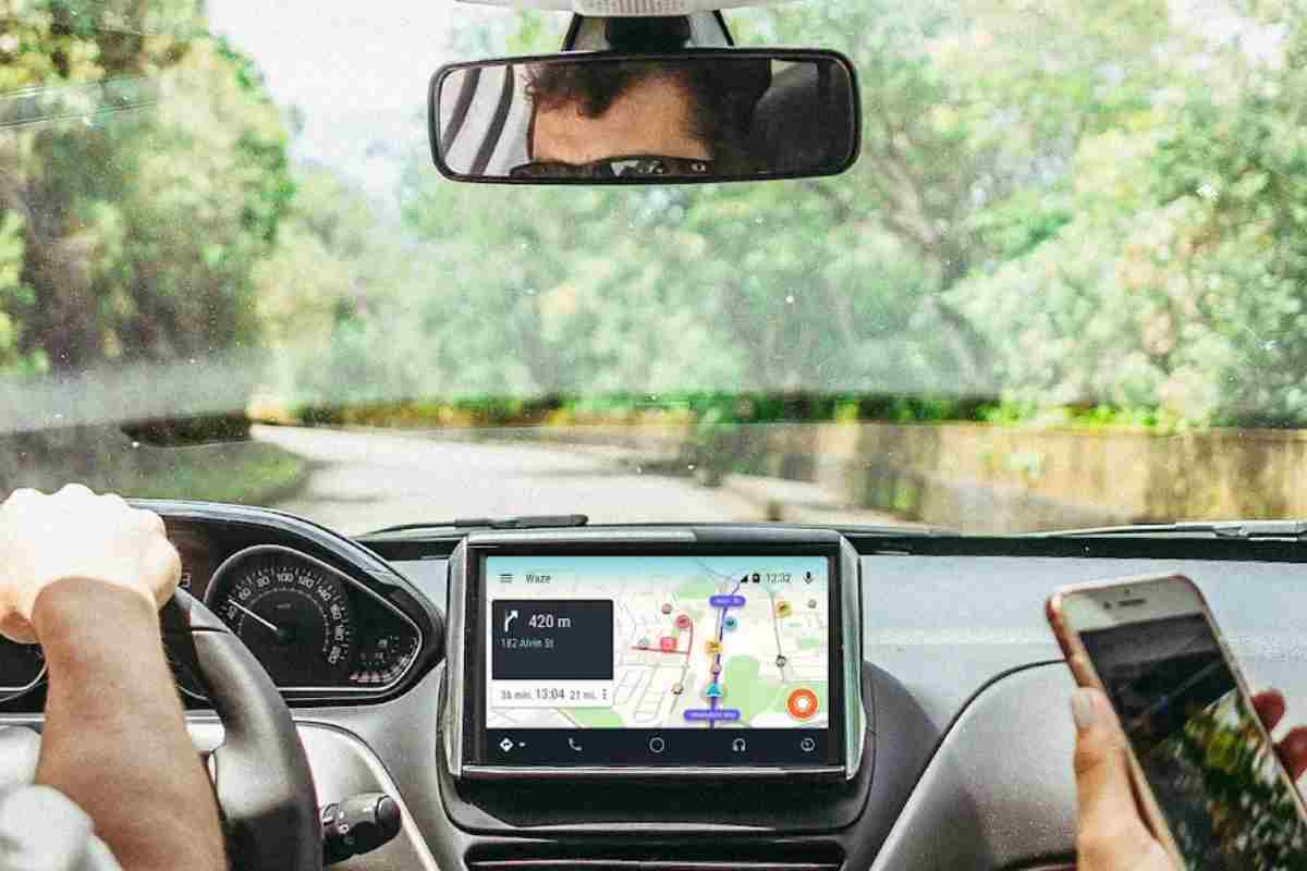 Automobilista consulta l'app Waze 