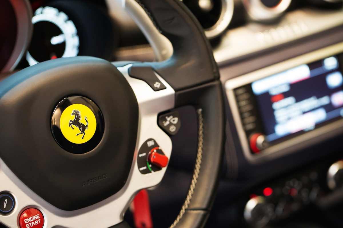 Ferrari, esistono due loghi ma nessuno l'ha mai notato: ecco spiegato il motivo