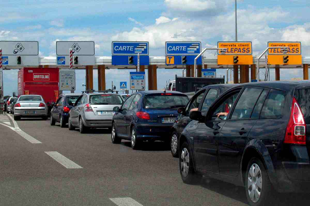 Telepass, scoperta falla nel sistema per non pagare il pedaggio: un uomo ha già evaso 3mila euro così