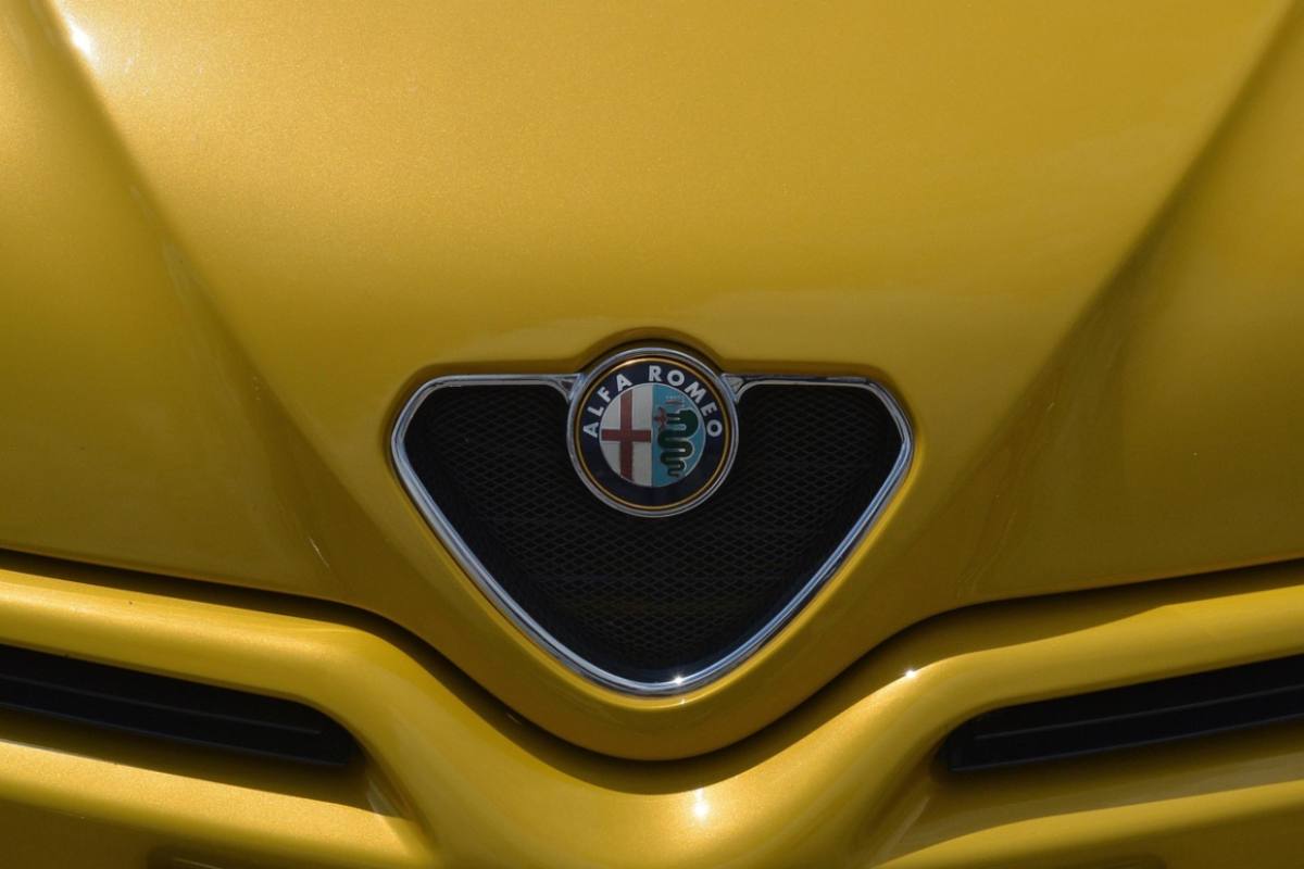 Il logo Alfa Romeo sul frontale di un'auto