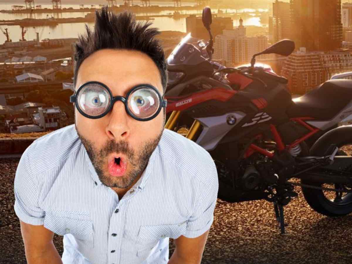 Una BMW GS e davanti un  ragazzo a bocca aperta