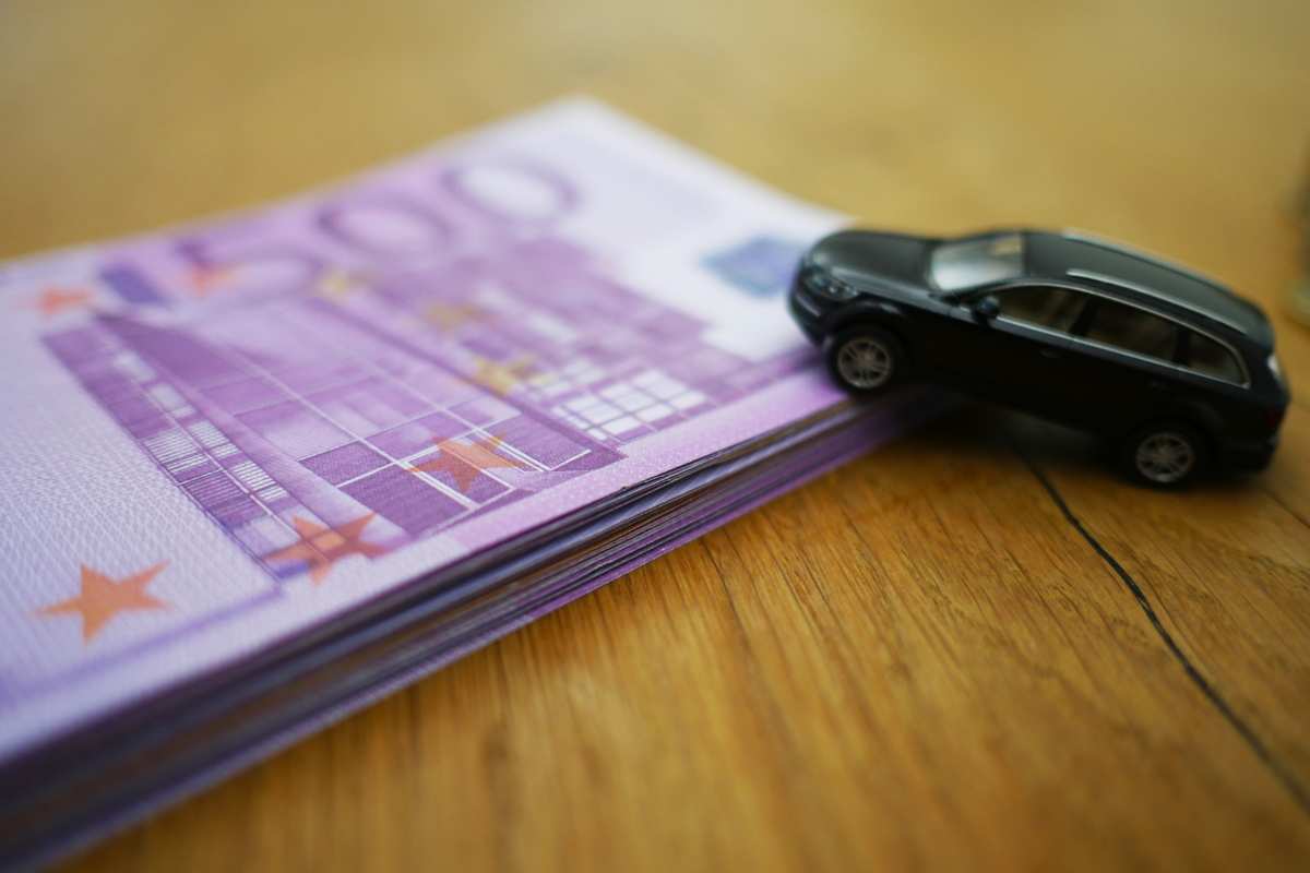 Banconote da 500 Euro e un modellino di auto