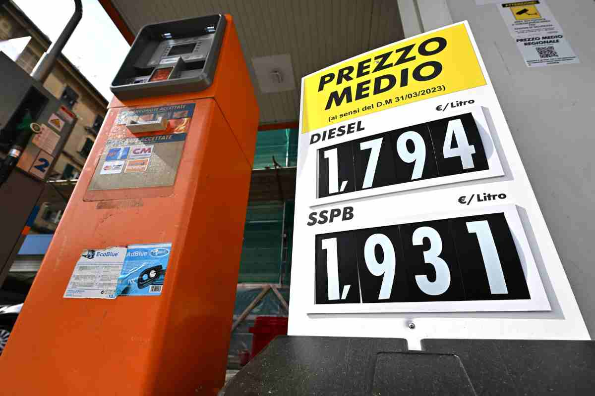 I prezzi di benzina e diesel in un distributore 