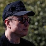 Elon Musk con cappello e occhiali da sole