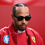 Lewis Hamilton pensieroso