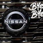 Il marchio Nissan su una griglia e a destra la scritta bye-bye