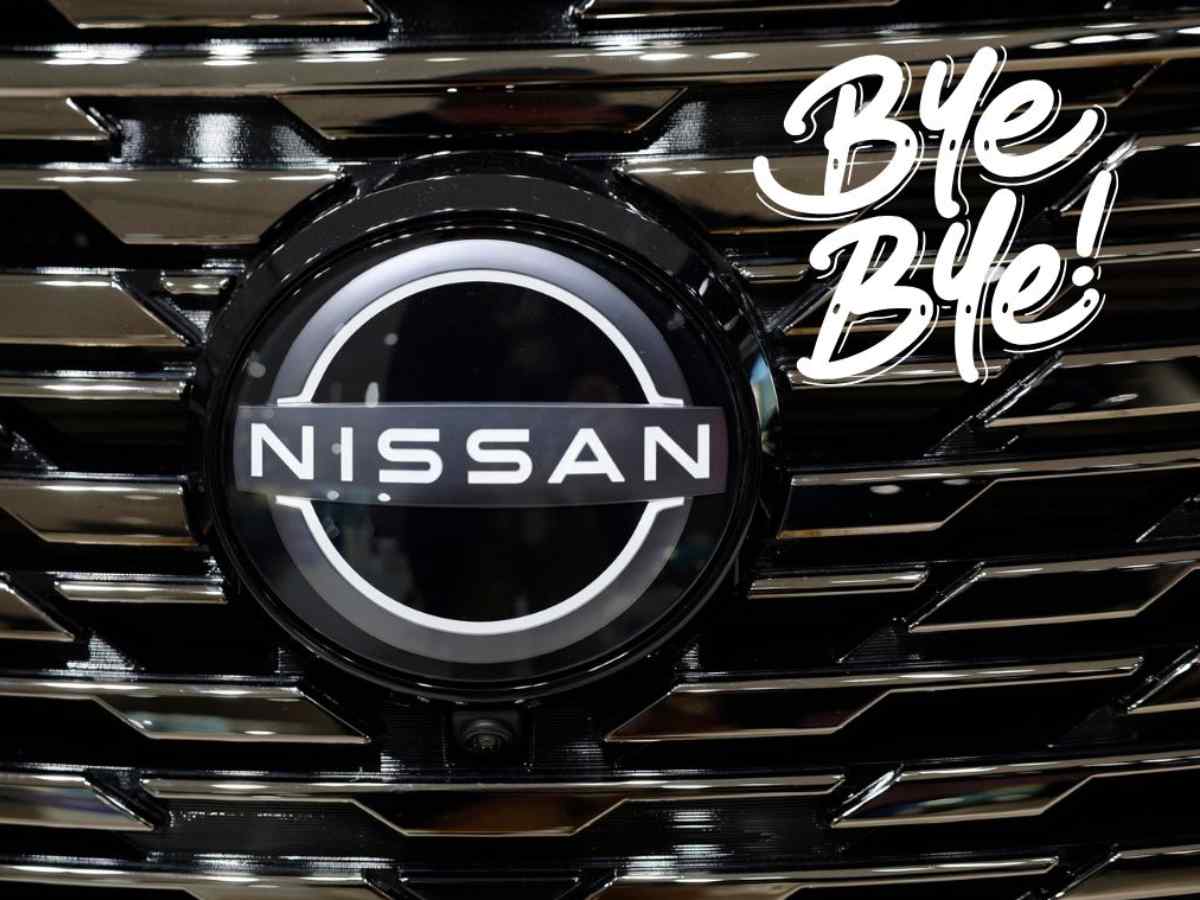 Il marchio Nissan su una griglia e a destra la scritta bye-bye