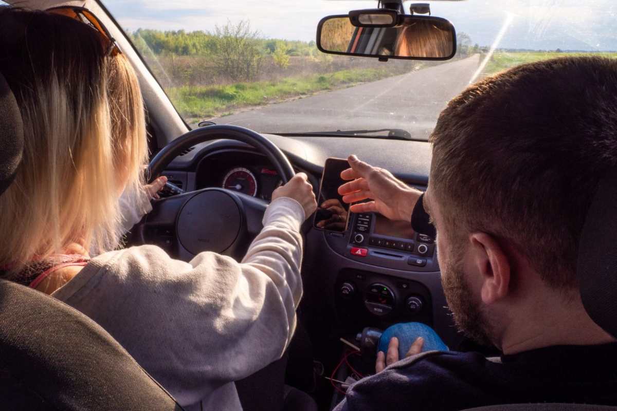 Una ragazza in auto con l'istruttore