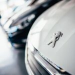 Il cofano di una Peugeot con il logo