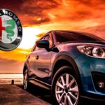 Un SUV parcheggiato e a sinistra il logo Alfa Romeo