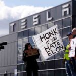 Proteste fuori da una fabbrica Tesla