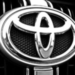 Il logo Toyota sulla griglia frontale