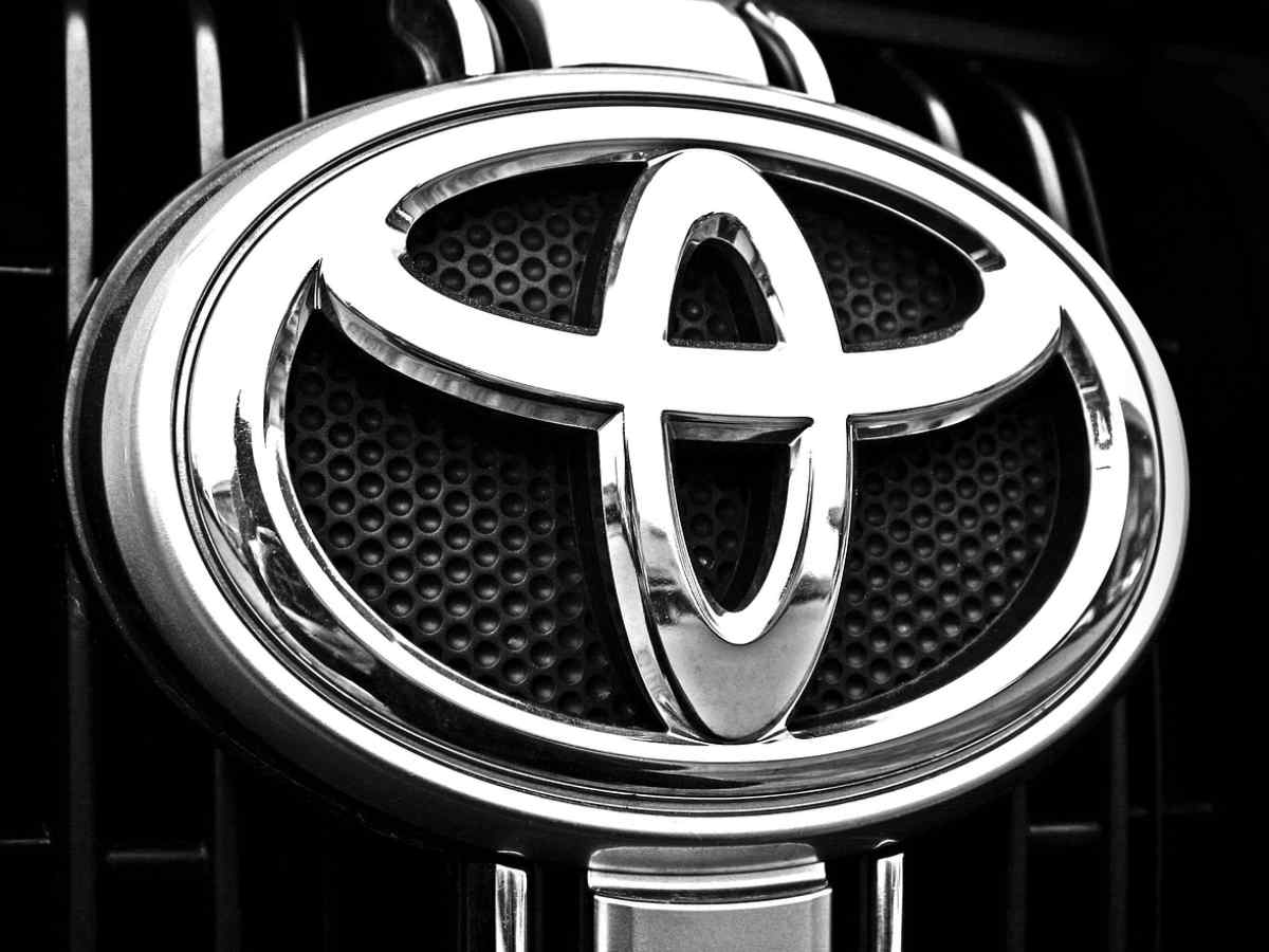 Il logo Toyota sulla griglia frontale