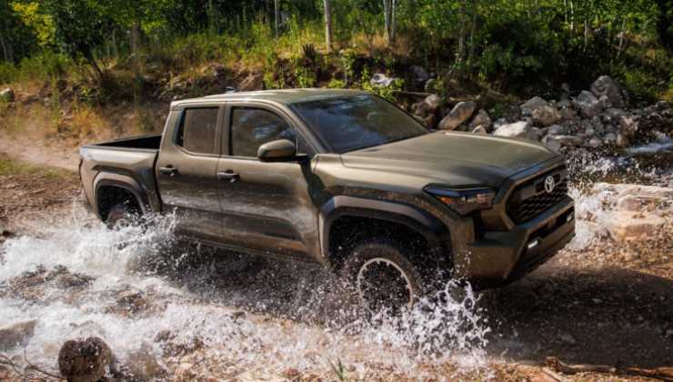 La Toyota Tacoma mentre attraversa un guado