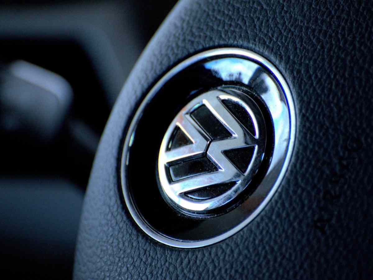 Il marchio della Volkswagen sul volante