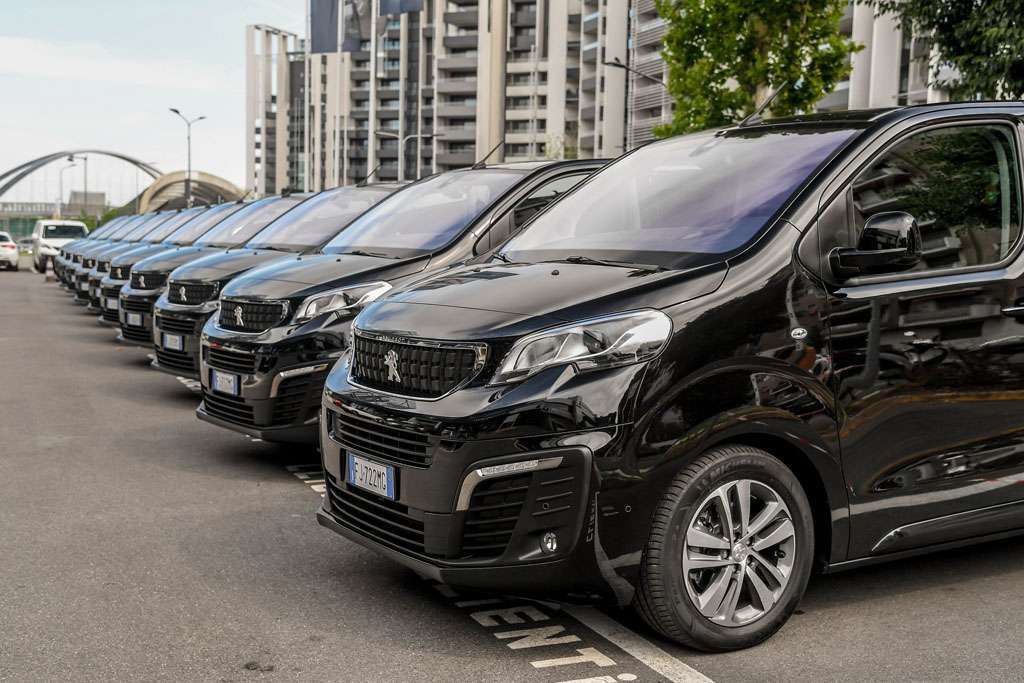 Пежо тревеллер. Машина Peugeot traveller. Пежо Тревеллер 2022 Рестайлинг. Peugeot traveller 2023. Пежо Тревеллер серый металлик.